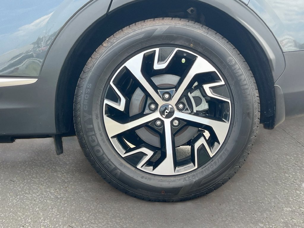 Used 2025 Kia Sportage EX FWD image 29