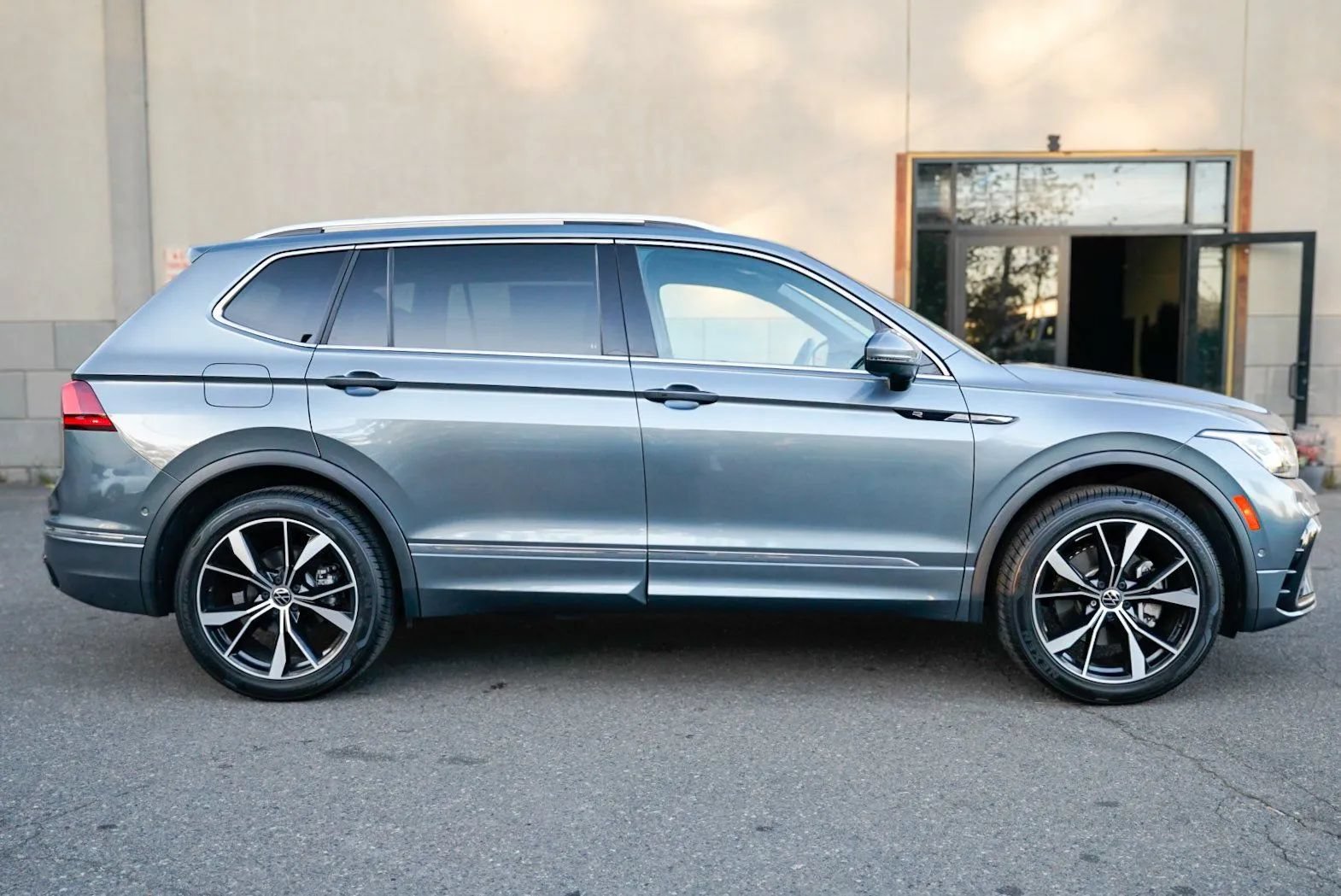 Used 2022 Volkswagen Tiguan SEL R-Line AWD/4WD image 4