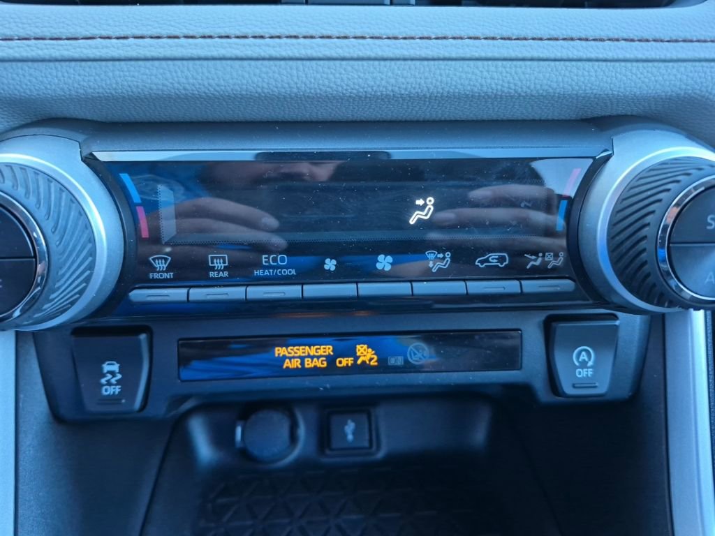 Used 2021 Toyota RAV4 XLE w/ Convenience Package image 28