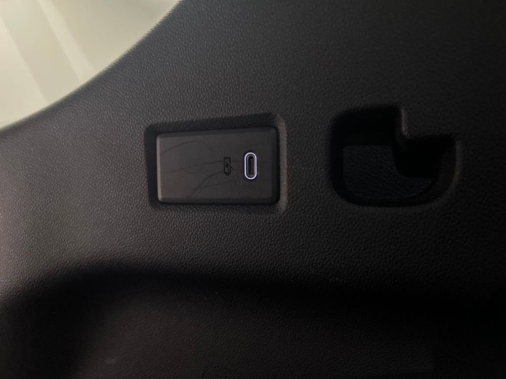 Used 2025 Chevrolet Suburban Z71 image 34