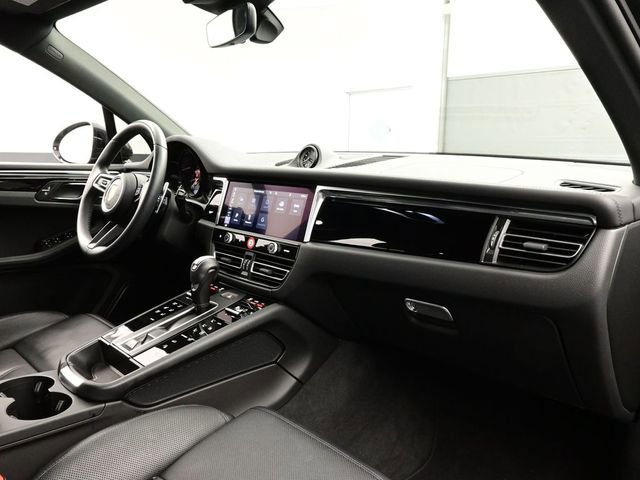 Certified 2025 Porsche Macan image 19