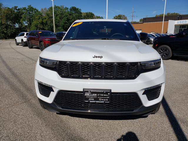 Used 2025 Jeep Grand Cherokee Limited w/ Black Appearance Package AWD/4WD image 9