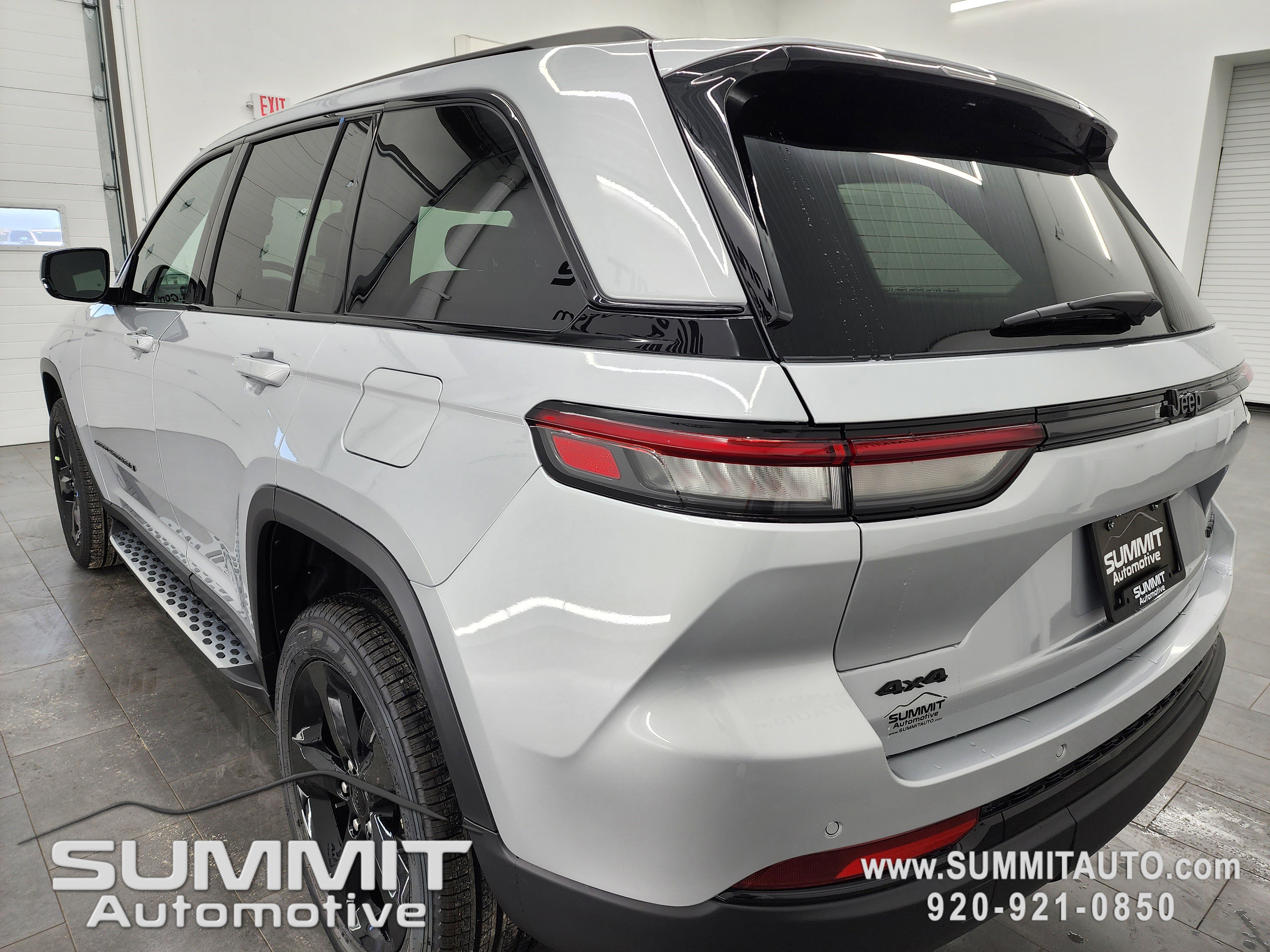 New 2025 Jeep Grand Cherokee Limited w/ Black Appearance Package image 6