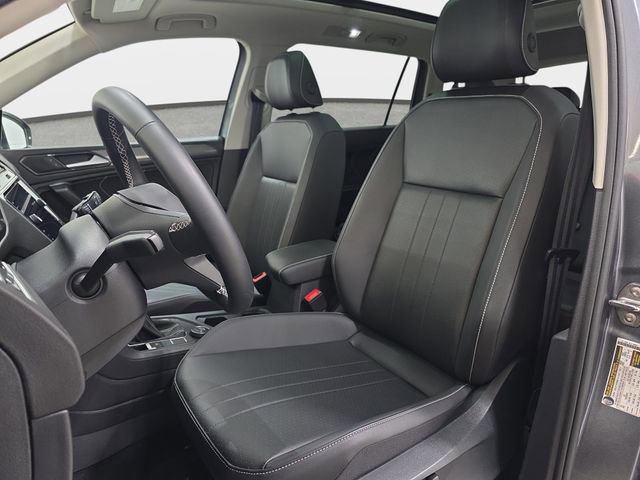 Used 2024 Volkswagen Tiguan SE w/ Panoramic Sunroof Package image 14
