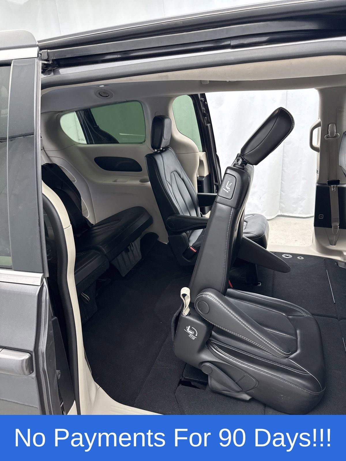 Used 2023 Chrysler Pacifica Touring-L FWD image 33