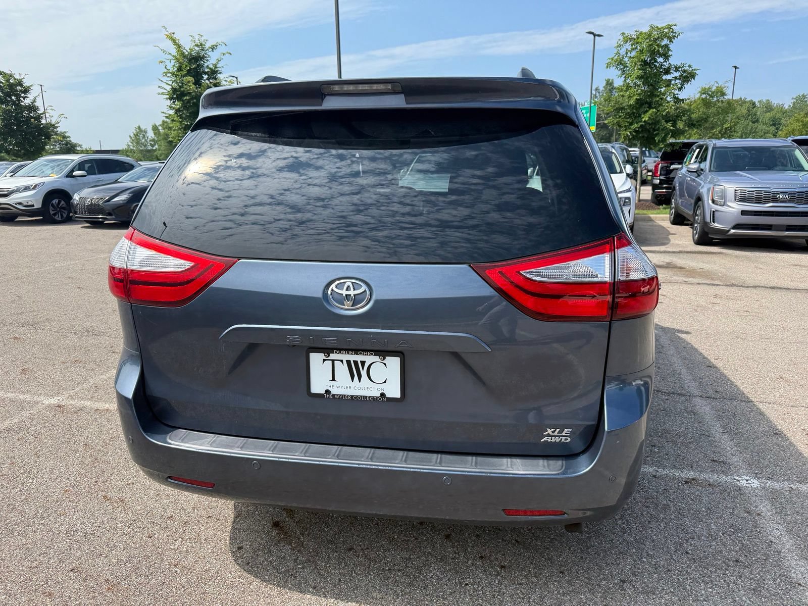 Used 2017 Toyota Sienna XLE Premium AWD/4WD image 6