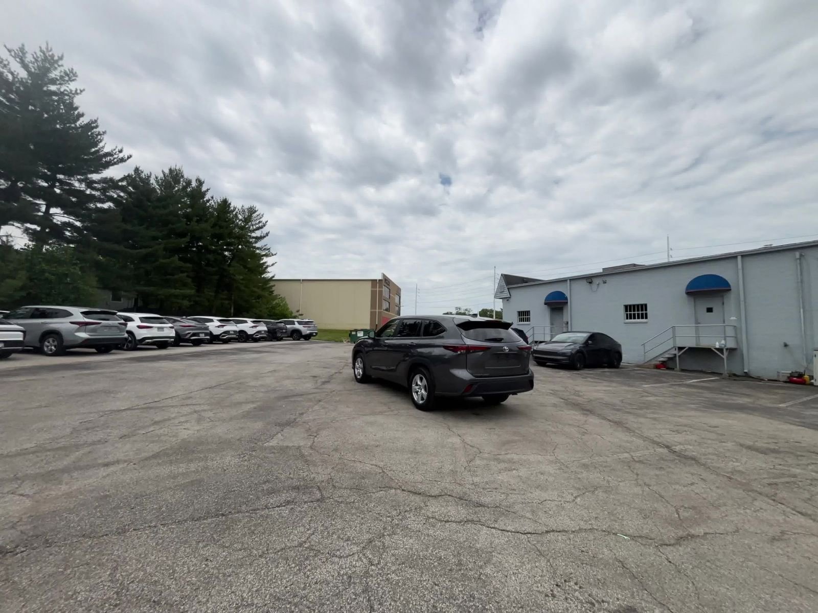 Used 2025 Toyota Highlander LE FWD image 16