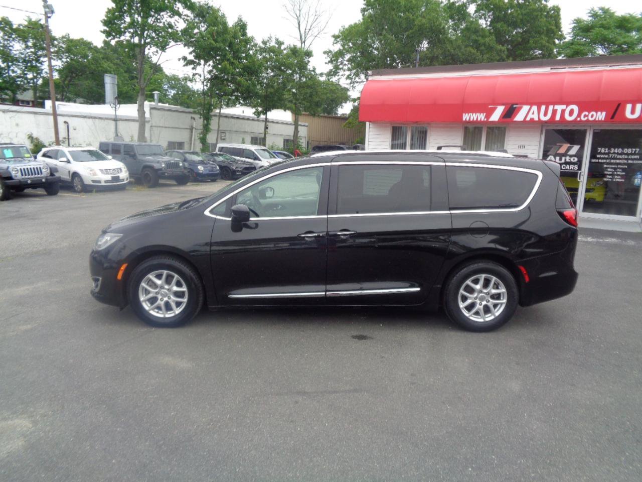 Used 2020 Chrysler Pacifica Touring-L FWD image 2