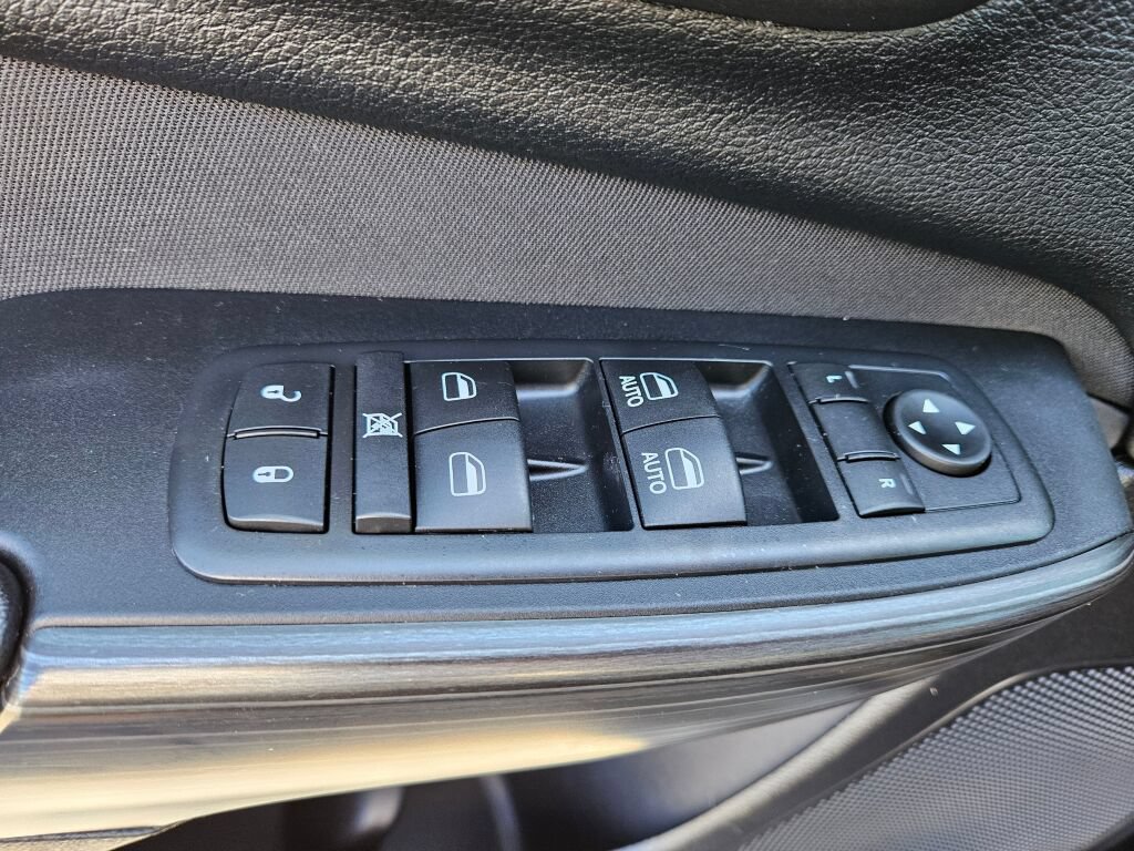 Used 2017 Jeep Cherokee Latitude w/ Cold Weather Group AWD/4WD image 18