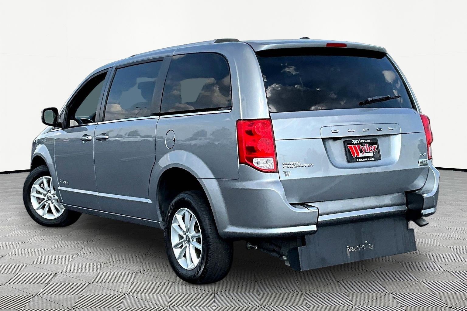 Used 2020 Dodge Grand Caravan SXT FWD image 4