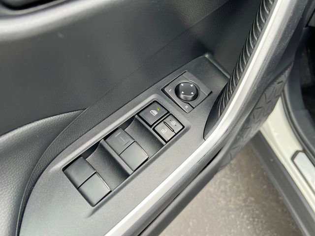 Used 2021 Toyota RAV4 LE AWD/4WD image 11