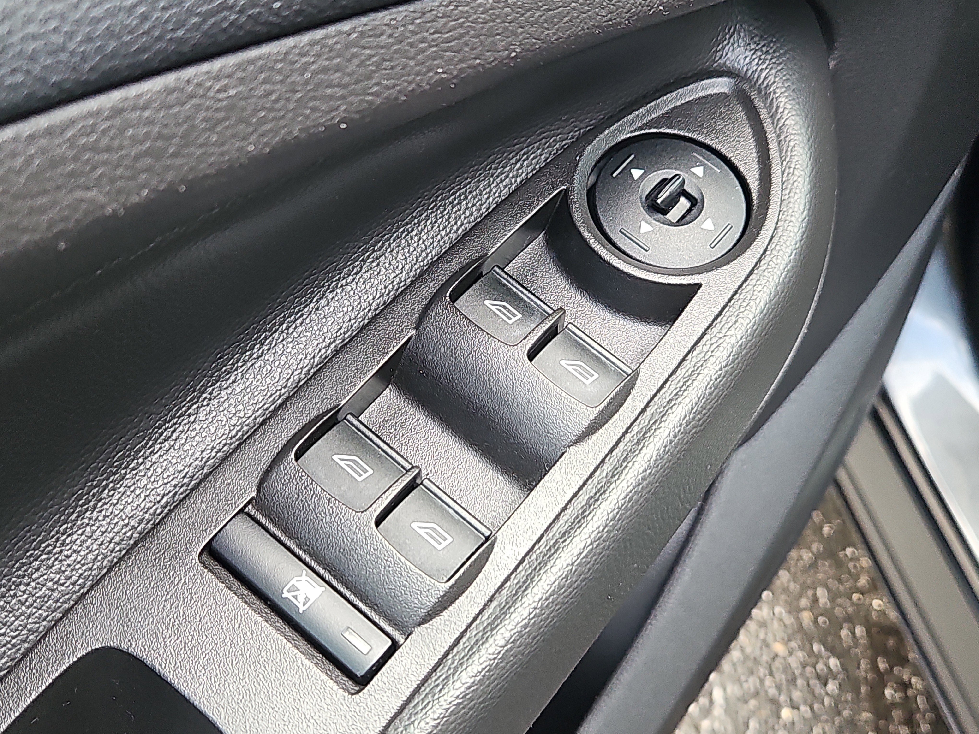 Used 2018 Ford Escape SE w/ SE Sport Appearance Package image 15