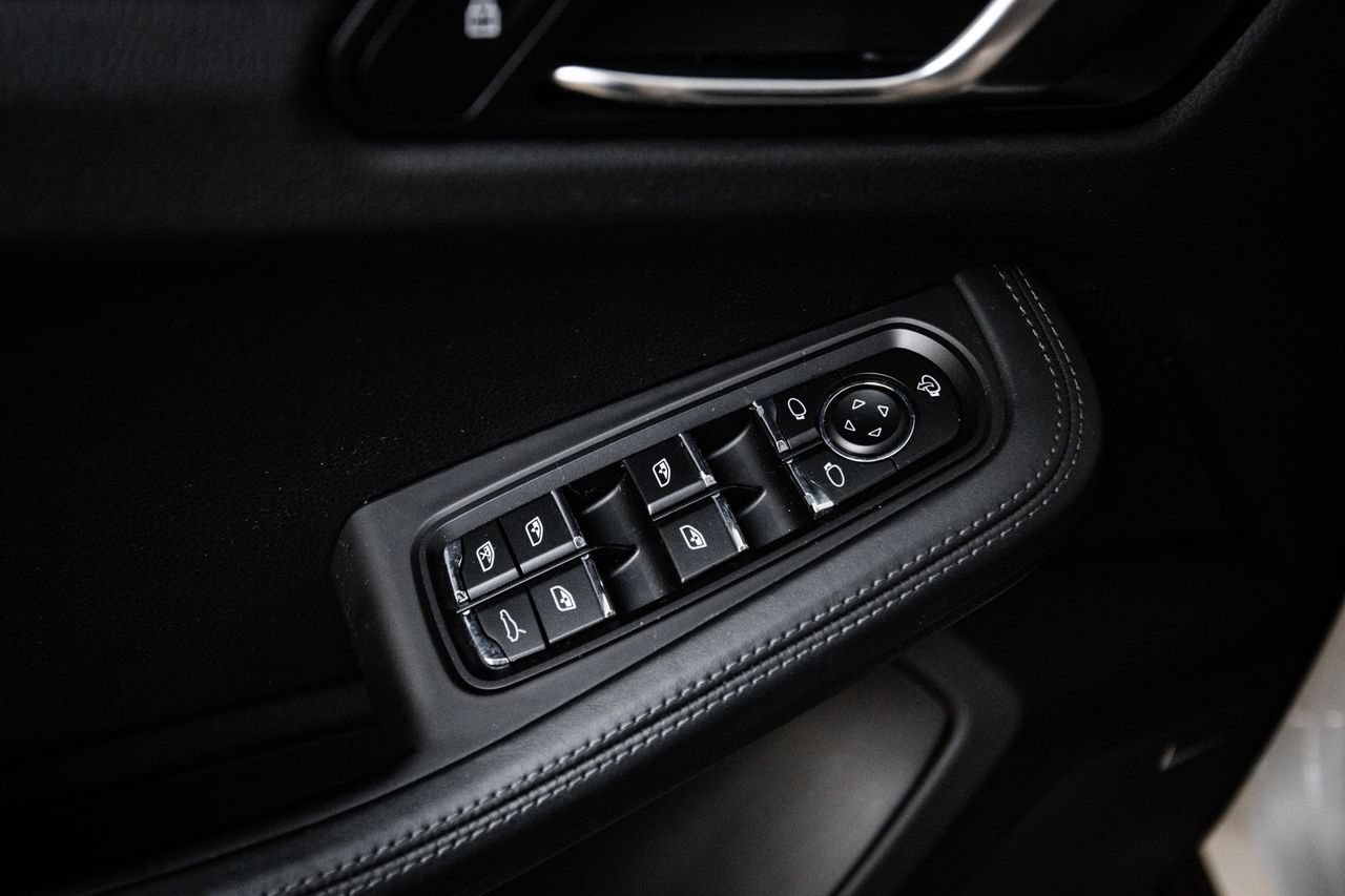 Certified 2023 Porsche Macan Turbo AWD/4WD image 22