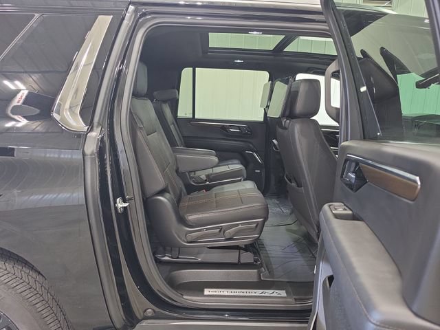 Used 2025 Chevrolet Suburban High Country AWD/4WD image 30