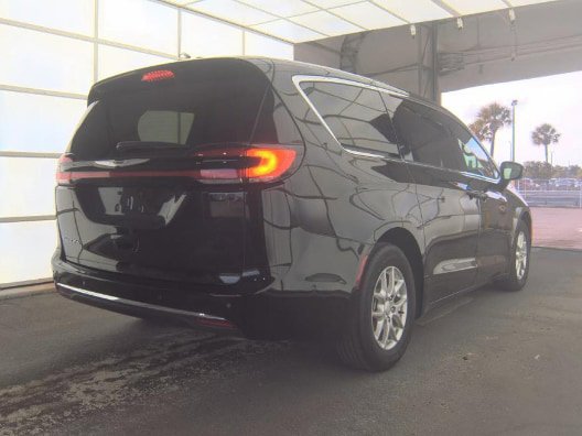 Used 2025 Chrysler Pacifica Select FWD image 4
