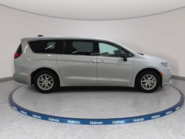 Used 2024 Chrysler Pacifica Touring-L FWD image 5