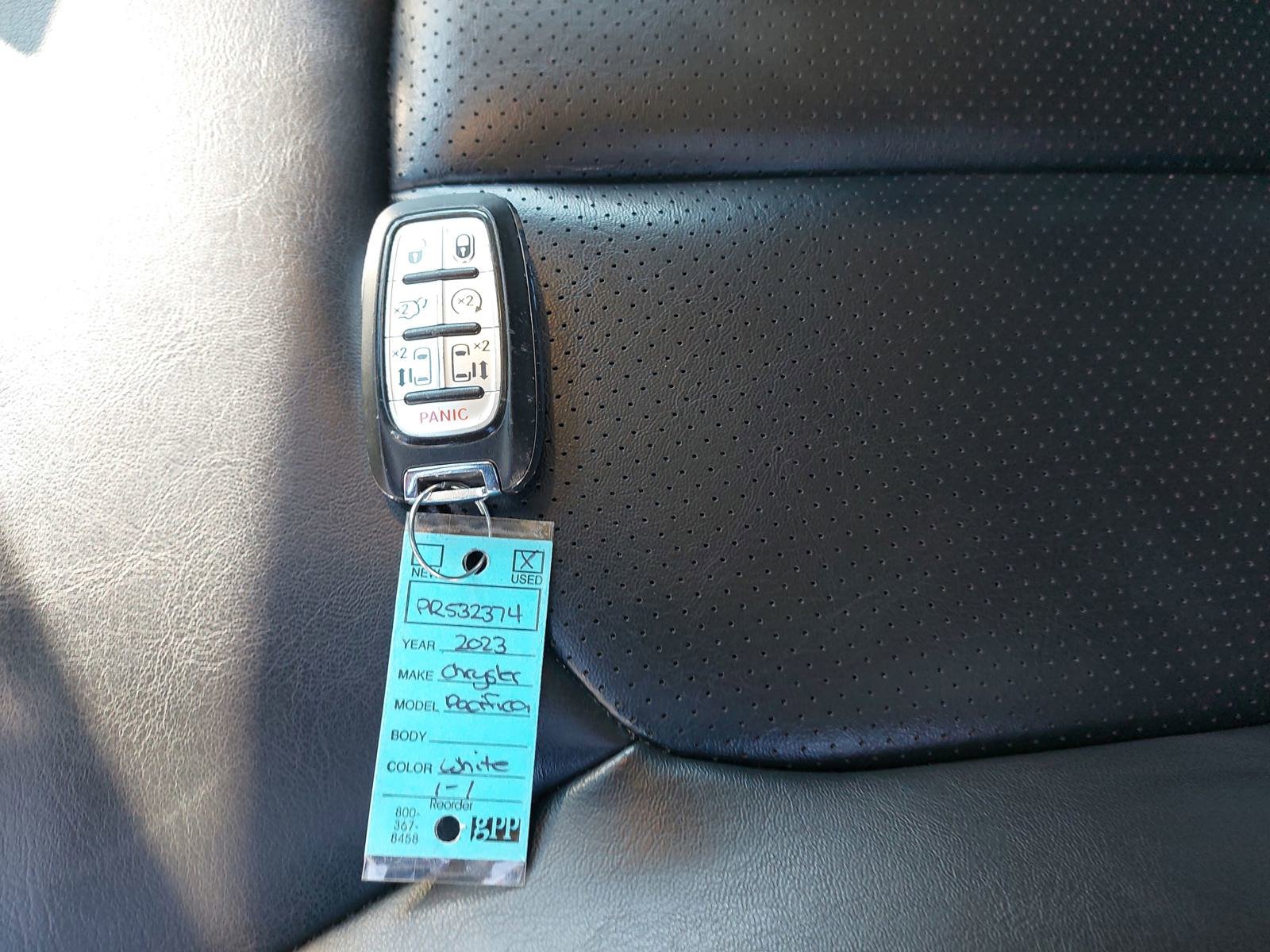 Used 2023 Chrysler Pacifica Touring-L image 37