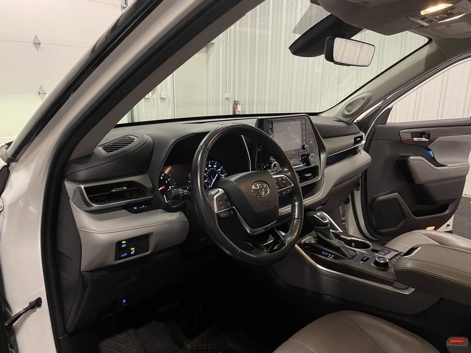Used 2020 Toyota Highlander Limited image 39