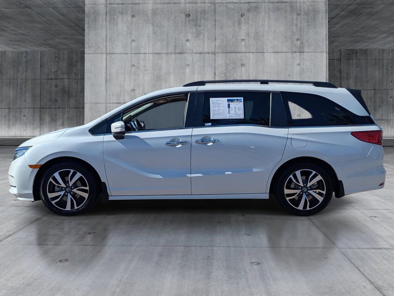 Used 2023 Honda Odyssey Touring image 2