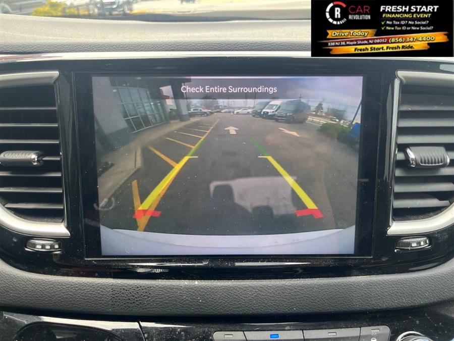 Used 2023 Chrysler Pacifica Touring-L FWD image 21
