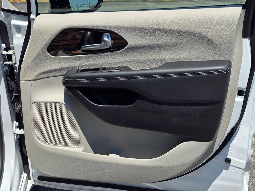 Used 2024 Chrysler Pacifica Limited FWD image 45