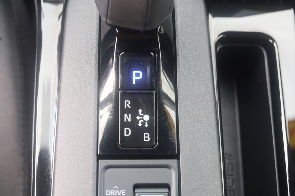 Used 2025 Toyota Prius LE FWD image 5