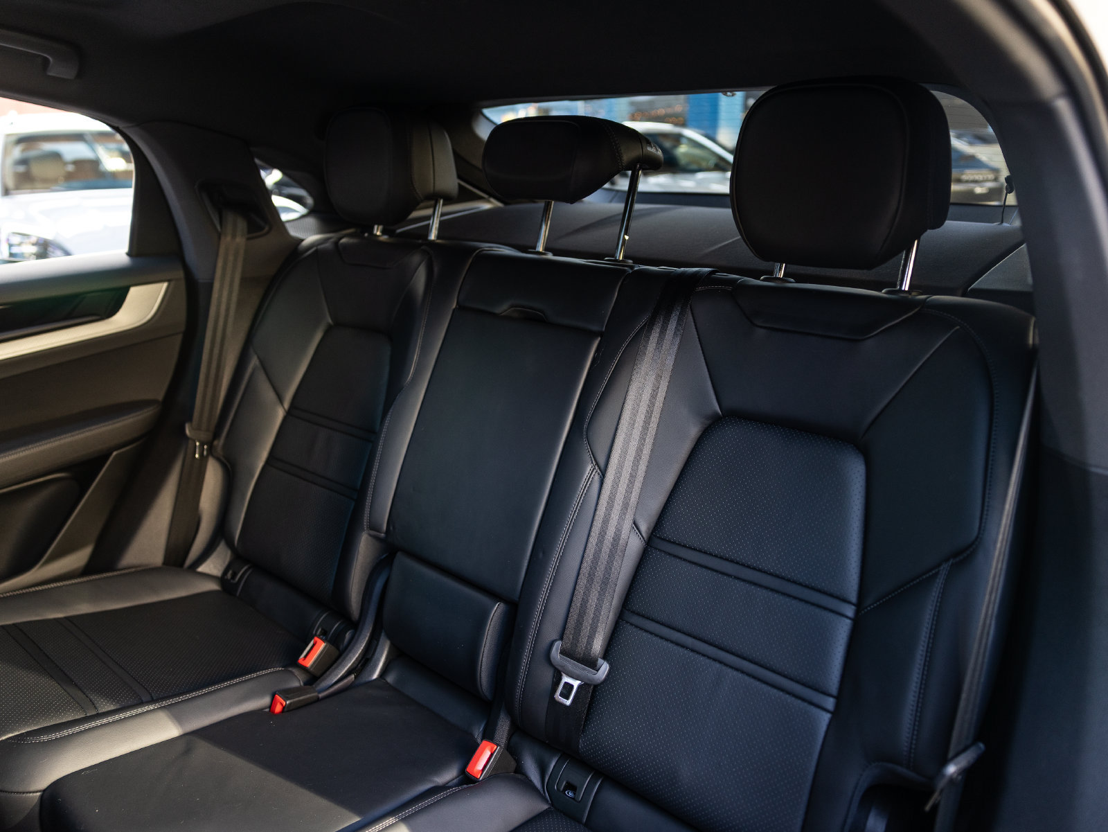 Certified 2024 Porsche Cayenne Coupe AWD/4WD image 33