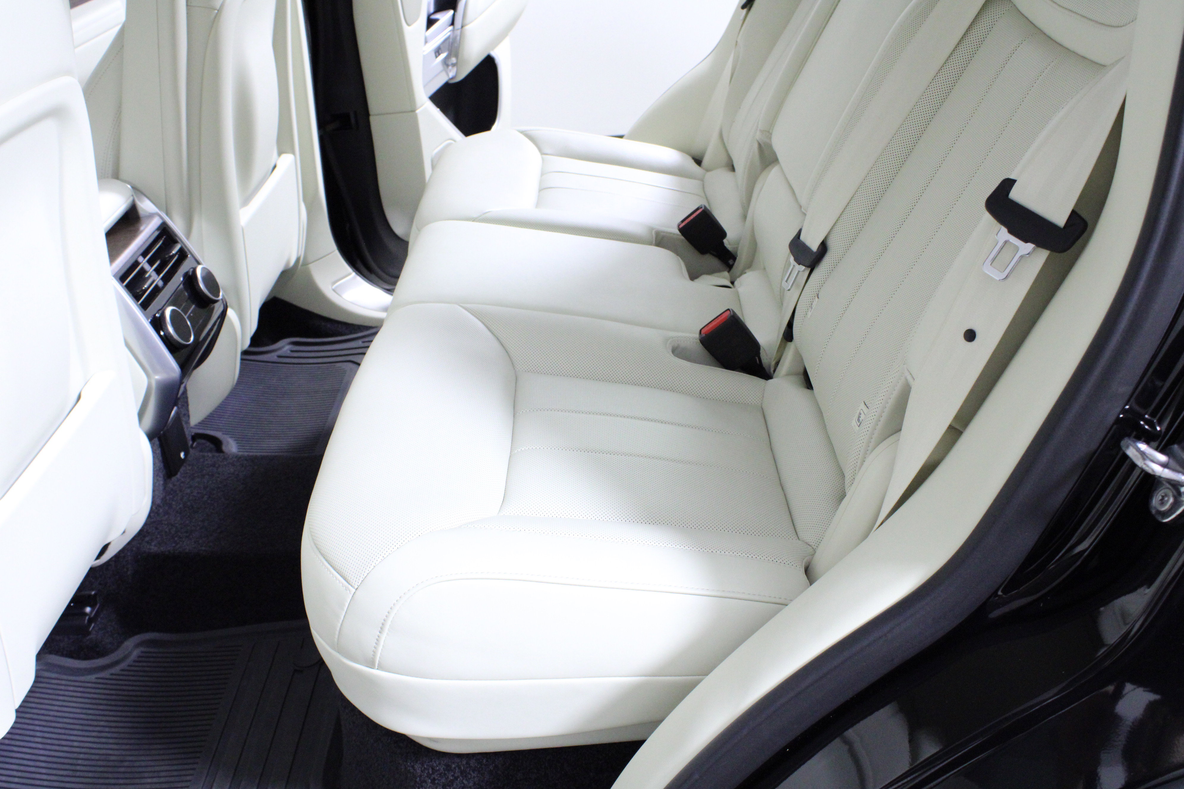 Used 2024 Land Rover Range Rover SE image 11