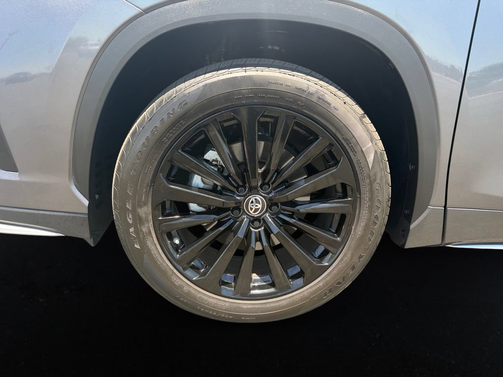 Used 2023 Toyota Highlander XSE FWD image 9