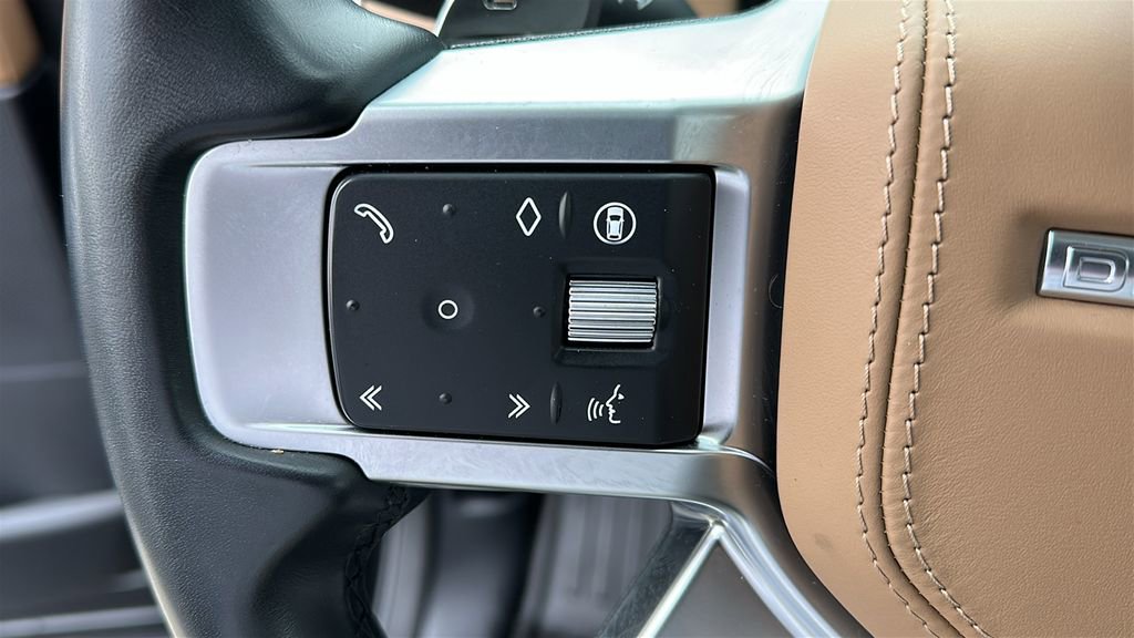 Certified 2025 Land Rover Discovery Metropolitan Edition image 13