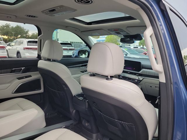 Used 2024 Kia Telluride SX w/ Towing Package FWD image 9