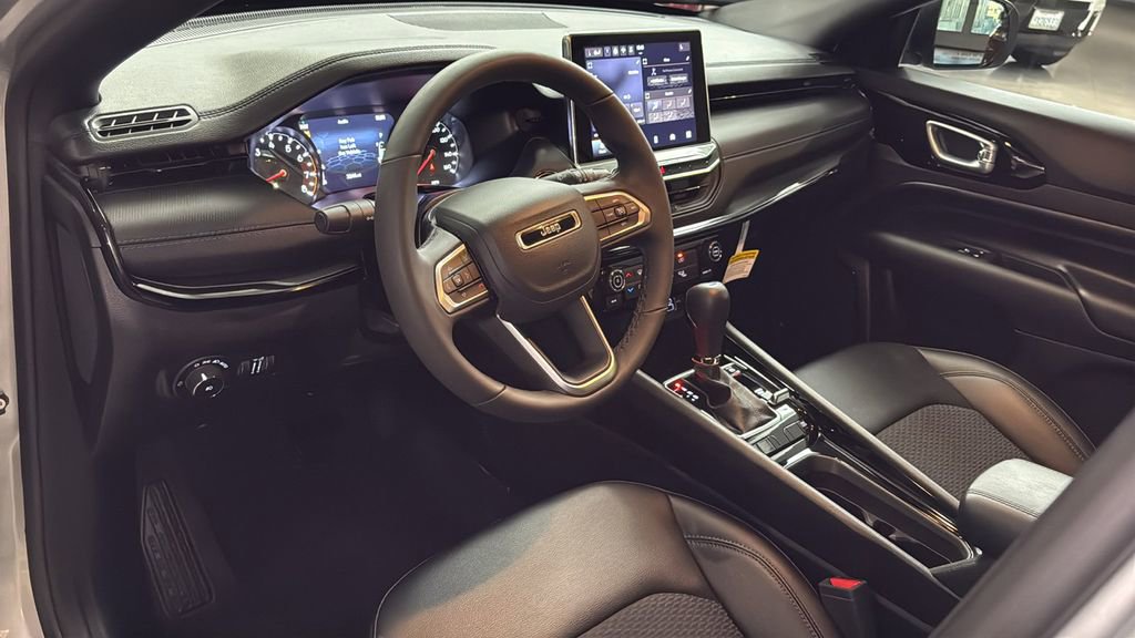 Used 2025 Jeep Compass Latitude w/ Altitude Special Edition image 18