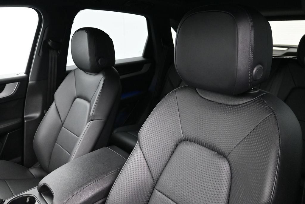 Certified 2025 Porsche Cayenne AWD/4WD image 5