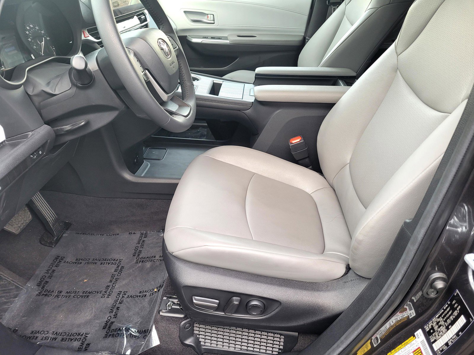 Used 2025 Toyota Sienna XLE image 16