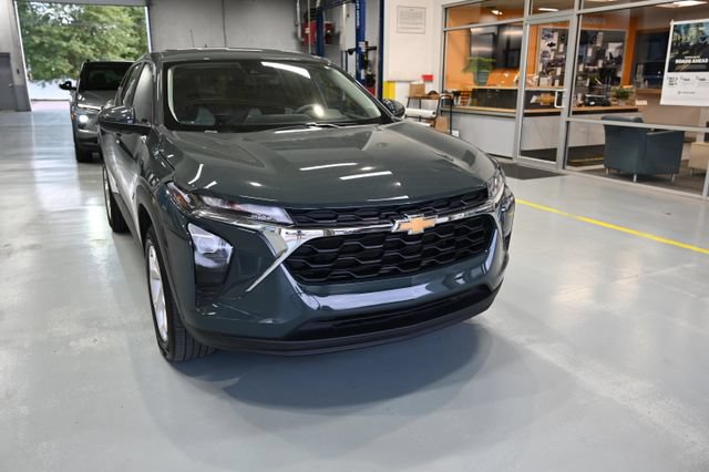 Used 2025 Chevrolet Trax LS w/ LS Convenience Package FWD image 3