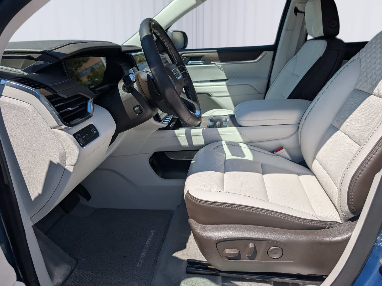 Used 2025 GMC Acadia Denali w/ Super Cruise Package FWD image 15