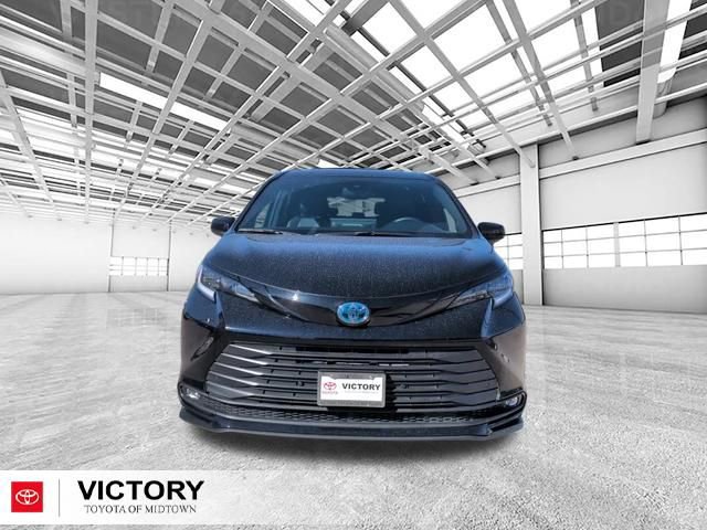 Used 2025 Toyota Sienna XLE Woodland Edition image 8