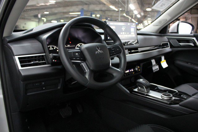 New 2026 Mitsubishi Outlander ES image 5