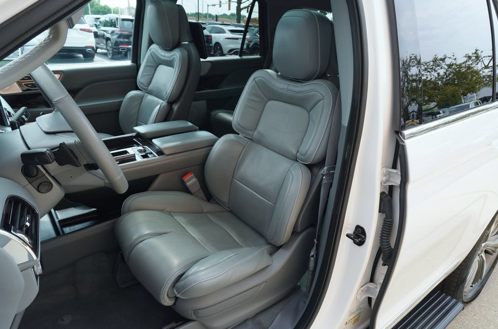 Used 2018 Lincoln Navigator Reserve w/ Technology Package AWD/4WD image 11