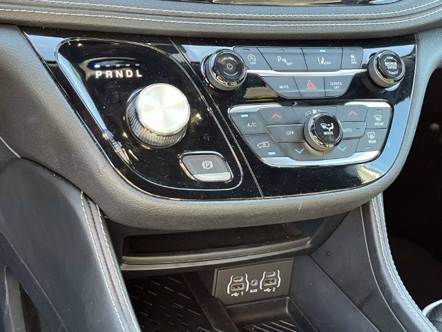 Used 2025 Chrysler Pacifica Limited FWD image 30