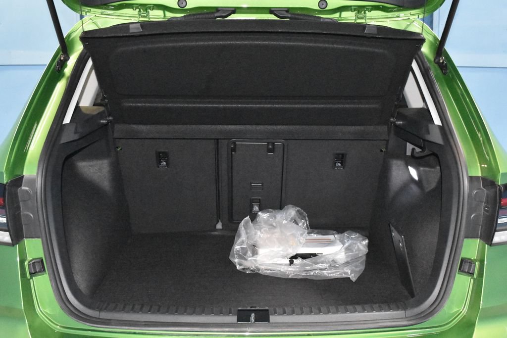 Certified 2025 Volkswagen Taos SE w/ Panoramic Sunroof Package AWD/4WD image 26
