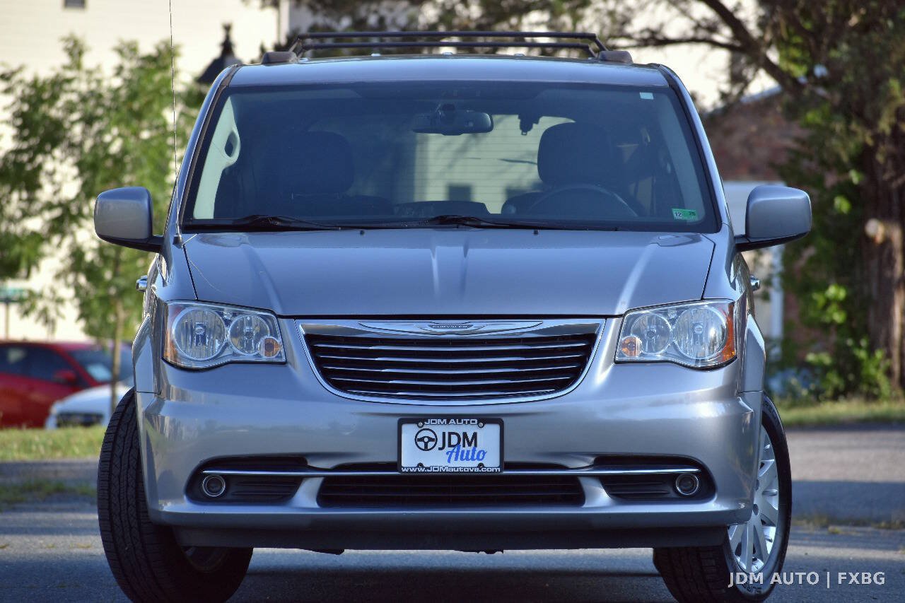 Used 2015 Chrysler Town & Country Touring FWD image 3