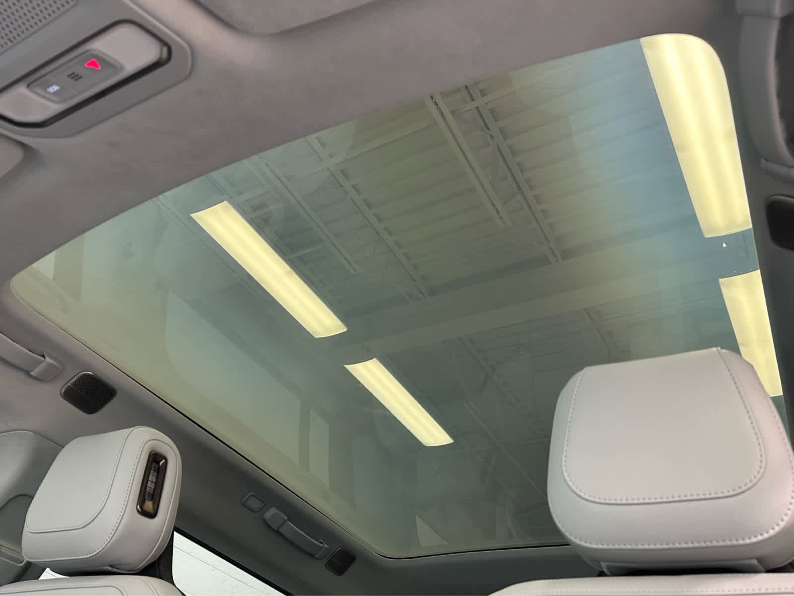 Used 2026 Rivian R1S Premium image 37