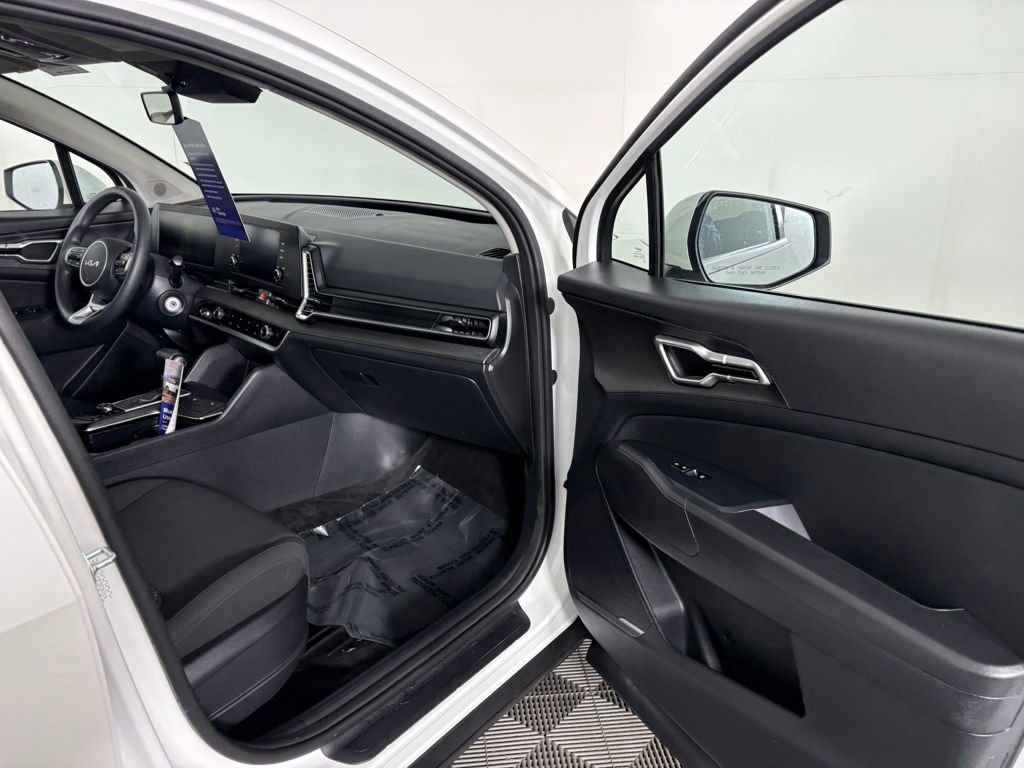 Used 2025 Kia Sportage LX image 33