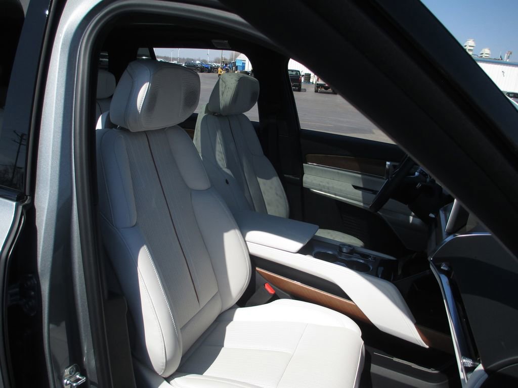 Used 2026 Cadillac Vistiq Sport w/ LPO, Floor Liner Package image 20