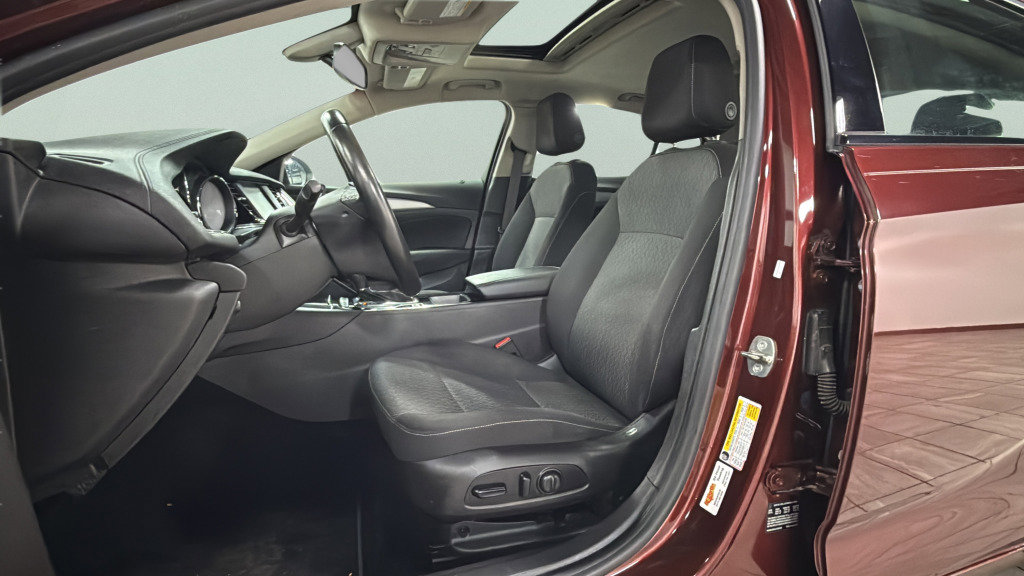 Used 2018 Buick Regal Preferred image 17