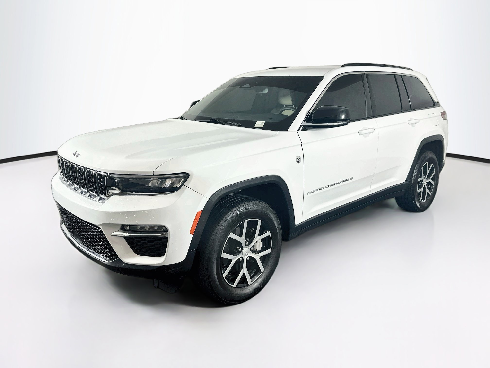 Used 2024 Jeep Grand Cherokee Limited w/ Trailer Tow Package AWD/4WD image 3