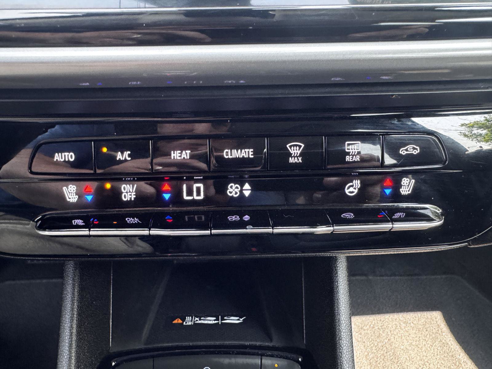 Used 2022 Chevrolet Bolt EUV LT w/ Convenience Package FWD image 26