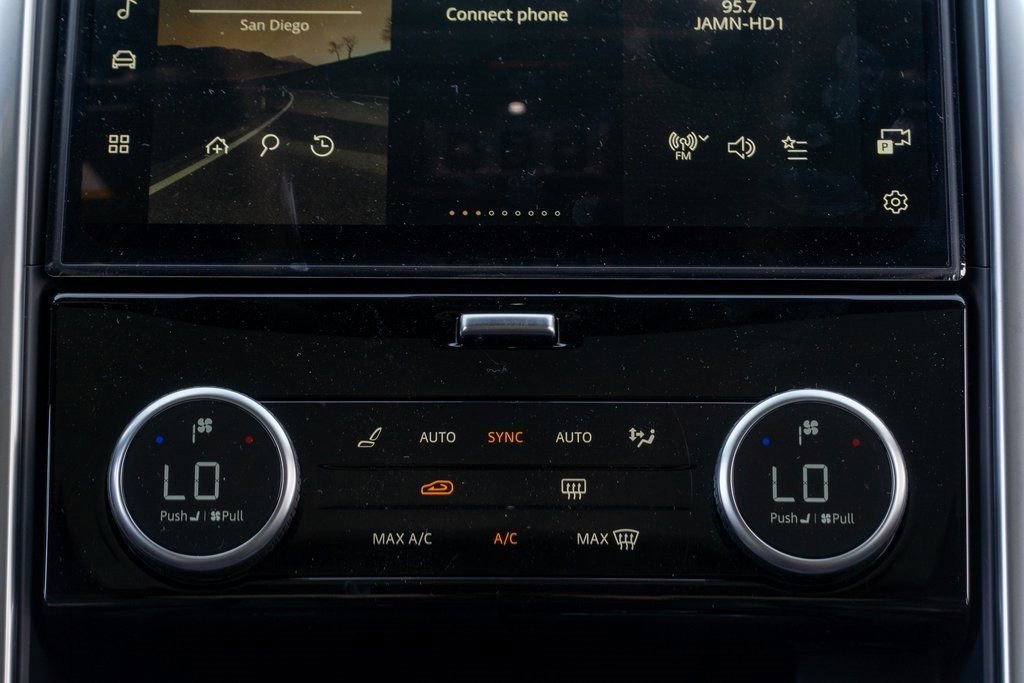 Used 2025 Land Rover Discovery S image 17