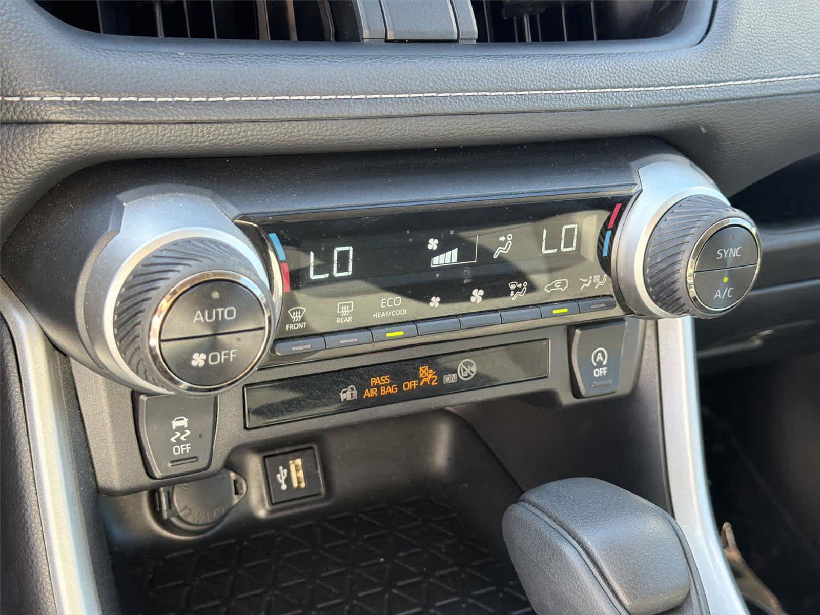Used 2025 Toyota RAV4 XLE FWD image 37